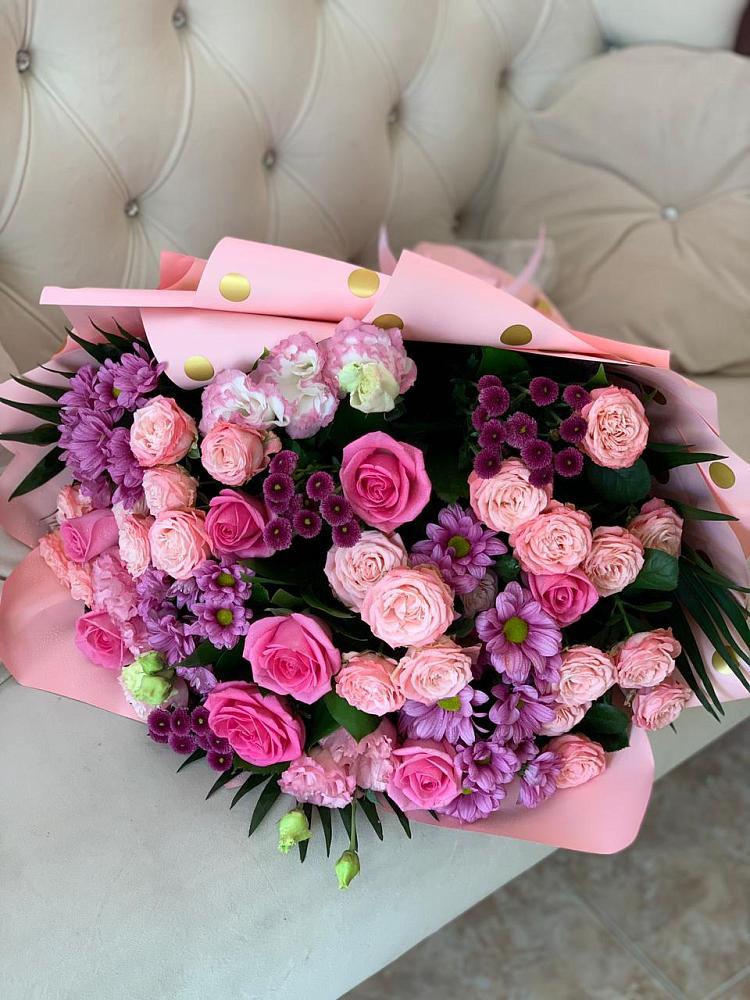 Букет цветов из: Хризантемы, Розы и Лизиантусы в Балтийске