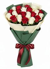 Букет Микс из красных и белых роз в Балтийске