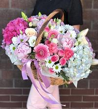 Композиция солнечный день в Балтийске Цветочная композиция из Розы, Хризантемы, Пионы и Лизиантусы в корзине в Балтийске