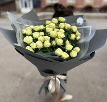 Букет Белые кустовые розы Солинеро в Балтийске