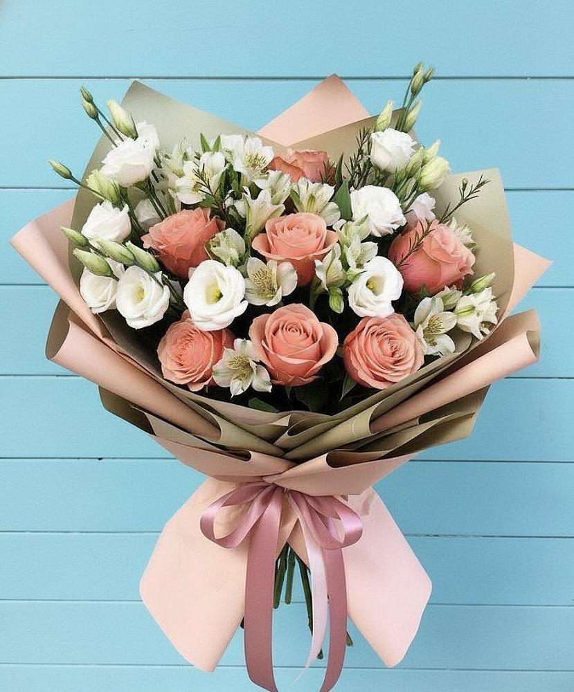 Букет цветов из: Розы, Альстромерии и Лизиантусы в Балтийске