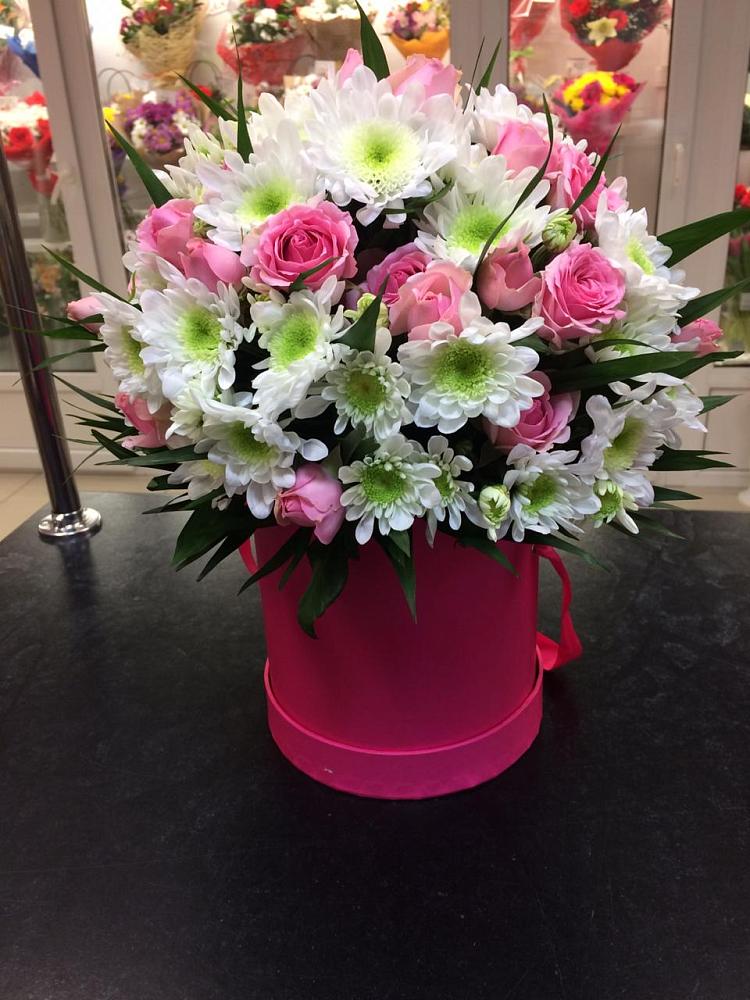 Цветочная композиция из Розы и Хризантемы в шляпной коробке в Балтийске