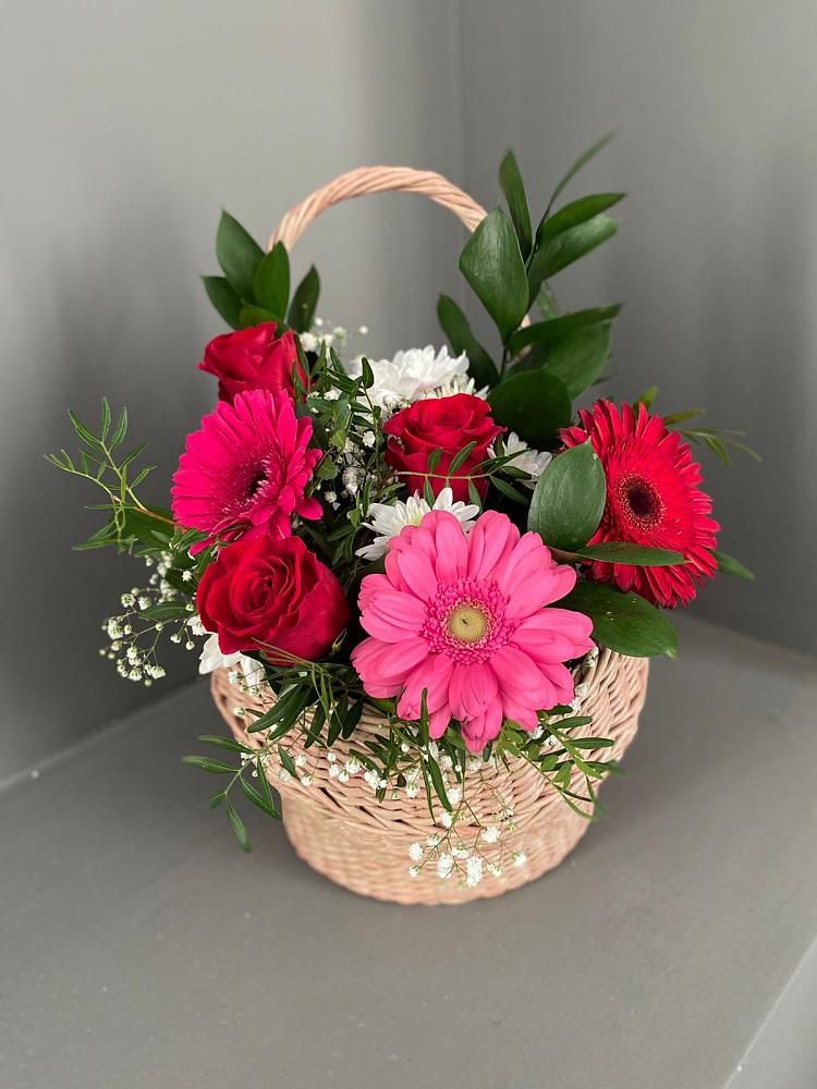 Цветочная композиция из Розы, Хризантемы и Герберы в корзине в Балтийске