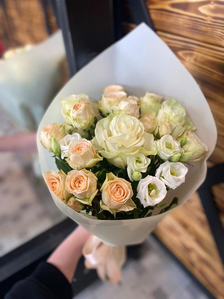 Букет цветов из: Розы и Лизиантусы в Балтийске